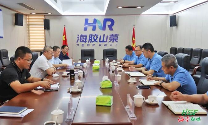 艾轶伦在海南橡胶山荣分公司座谈。